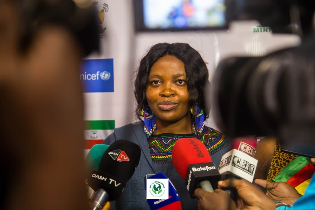 A speaker taking questions from Dash TV, Balafon and CRTV microphones
